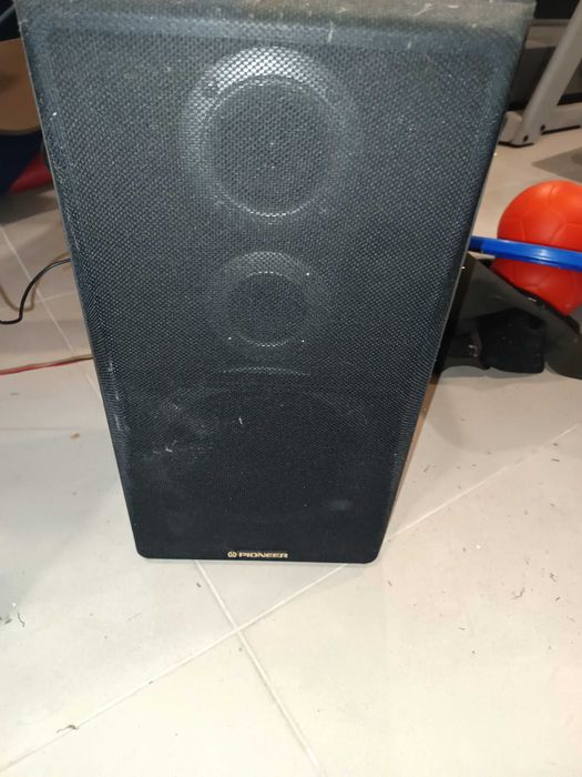 Aparelhagens e TVs e leitor de cassetes VHs e outro de DVD