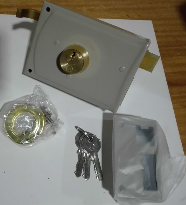 Aloquetes/Fechaduras/Dobradiças