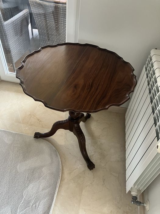 Mesa circular de pé triplo