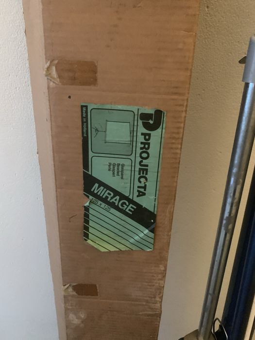 Ecrã de projecção antigo para restauro