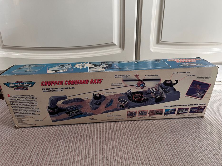 Micro Machines Military Cooper Chopper Command Base Playset novo.