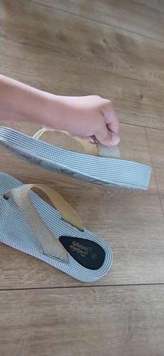 Japonki na wysokich podeszwach