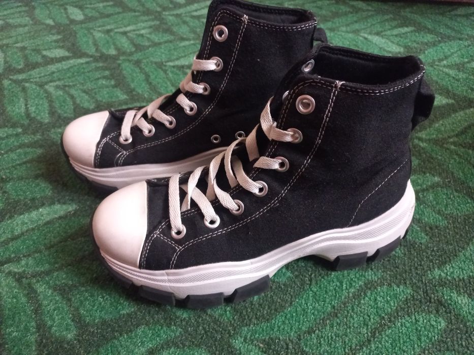 Buty trampki sportowe na podwyższeniu.