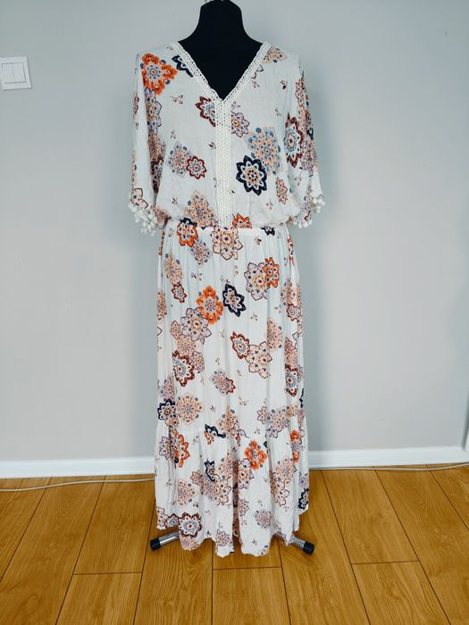 Długa letnia sukienka Boho z gumką w talii biała w kolorowe kwiaty