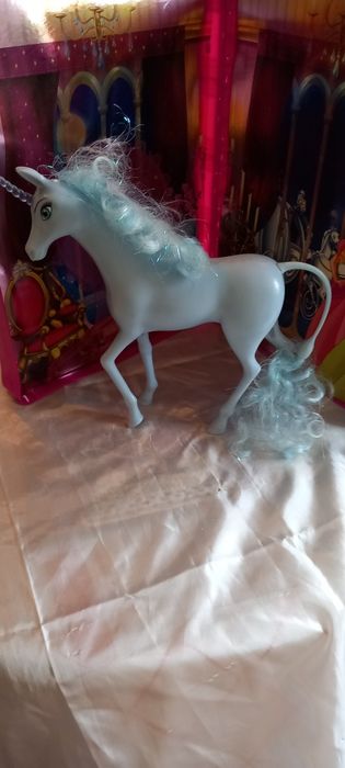 Livro da Disney, boneca e cavalo