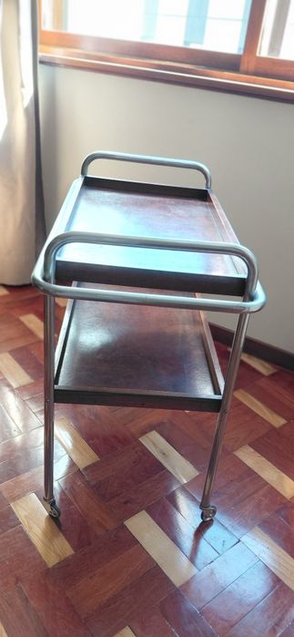 Mesinha de chá retro modernista