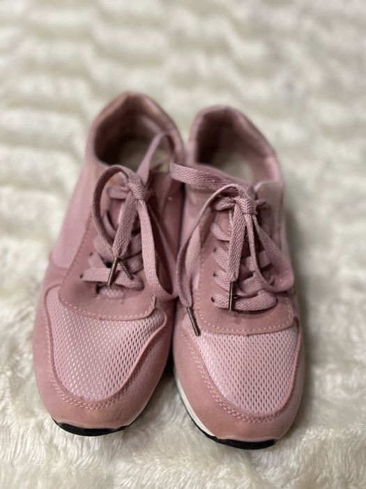 Кросівки жіночі