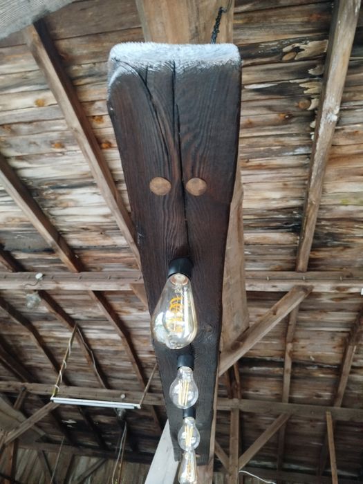 Lampa loftowa z belki opalanej – niepowtarzalny design!