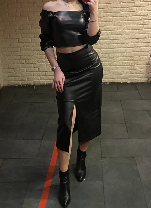 Костюм із еко шкіри (топ та подовжена юбка з розрізом з переду)
