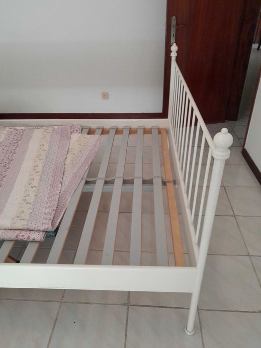 Vendo cama + estrado e colchão da Ikea