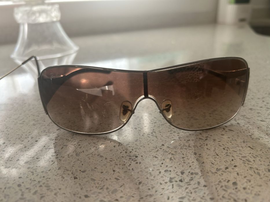Vendo dois pares de óculos de sol Ray-Ban usados