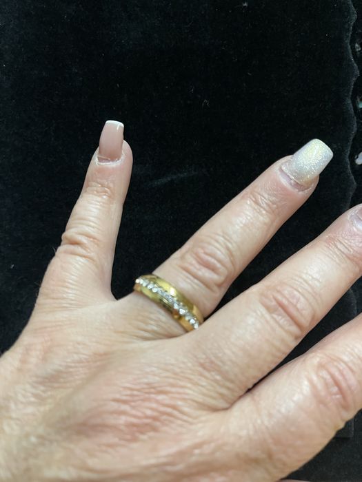 Anel dourado com zirconias