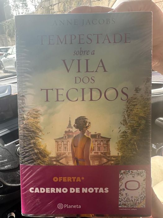 Tempestade sobre a vila dos tecidos