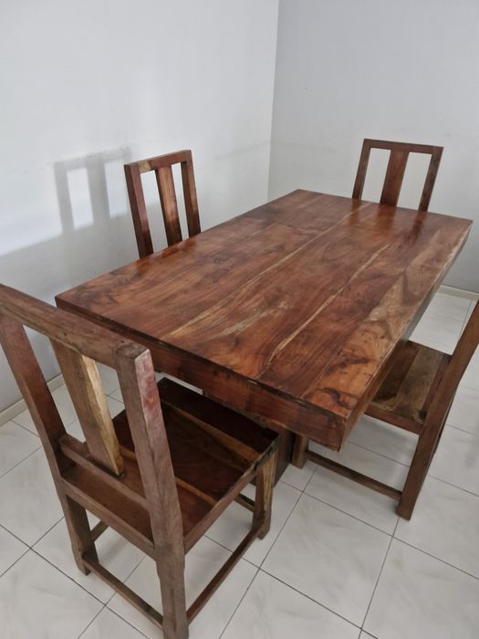 Mesa de madeira 4 cadeiras