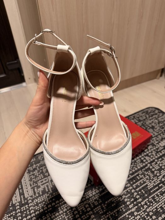 Весільні випускні білі туфлі 37