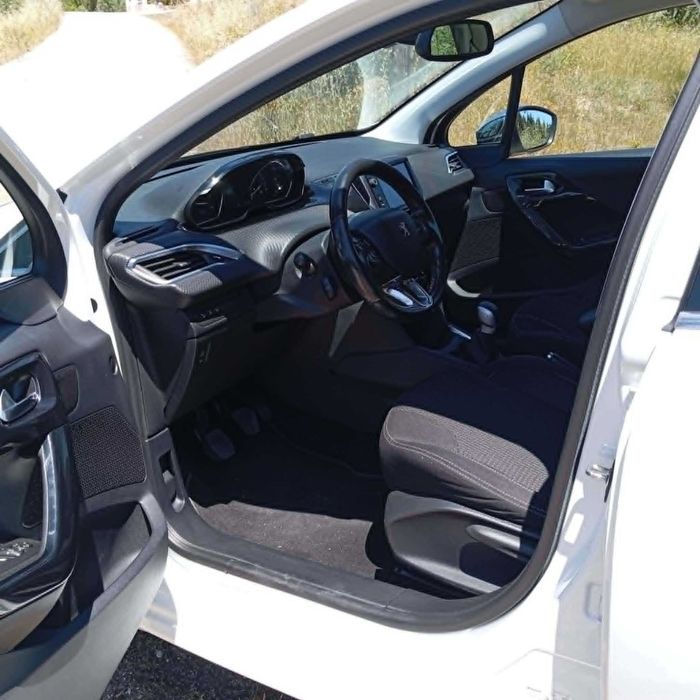 Peugeot 208 Carro usado em bom estado