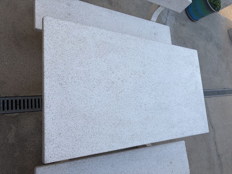 Mesa de pedra com bancos