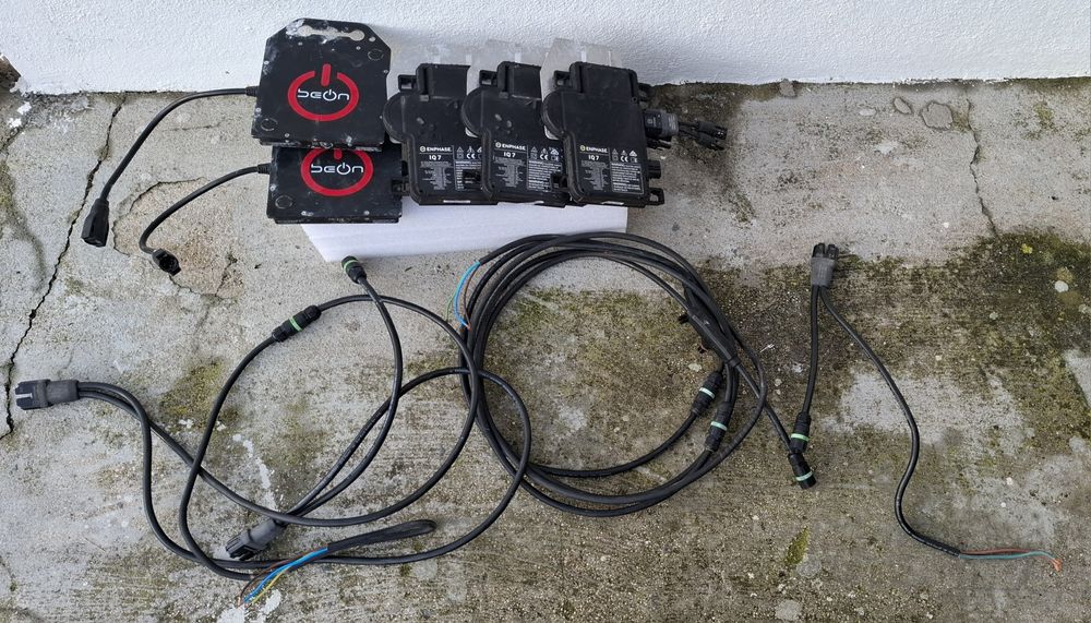 Painéis Solares com micro-inversores e cabos de ligação, só instalar