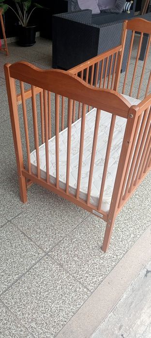 Cama de grades com colchão em ótimo estado
