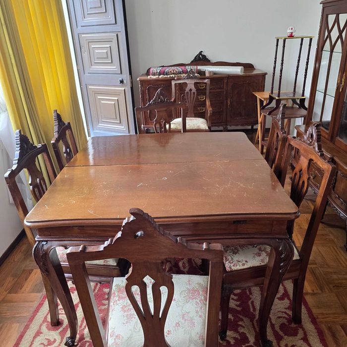 Mobília de sala de jantar antiga em madeira maciça