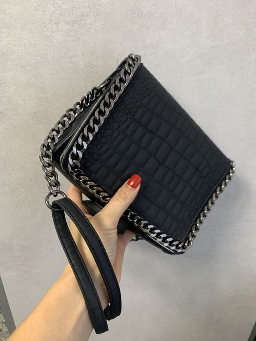 Стильна мʼяка сумочка чорного кольору deichmann