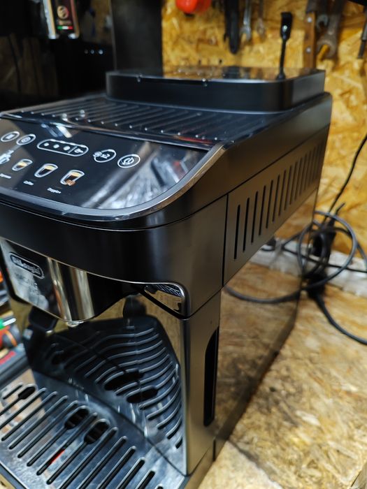 Кавомашина DeLonghi Magnifica Evo ECAM 290.22  Стан нової!