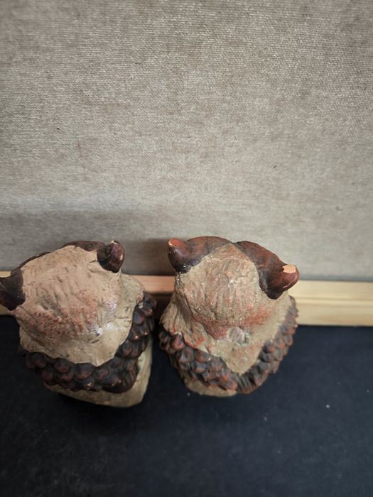 2 Mochos decorativos em barro