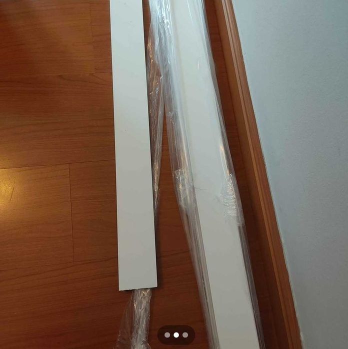 Restos de rodapé de PVC 3 réguas de 2,5 m e um bocado de 0,85 cm