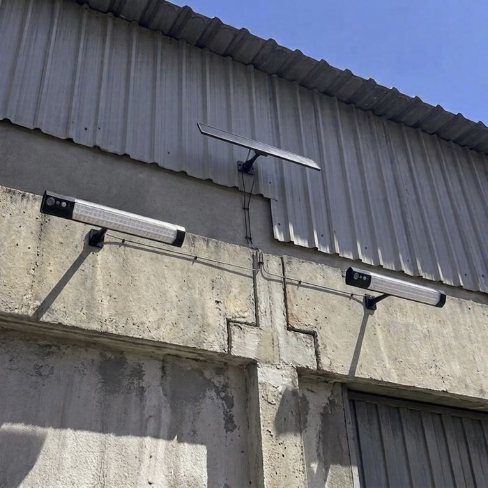 Kit 2 luminárias LED com painel solar - Sensor de presença - Tamanho 39cm x 5,5cm
