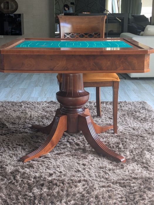 Mesa de jogo com cadeiras