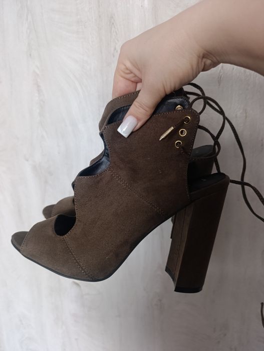 Жіночі туфлі 38 розміру на високому підборі