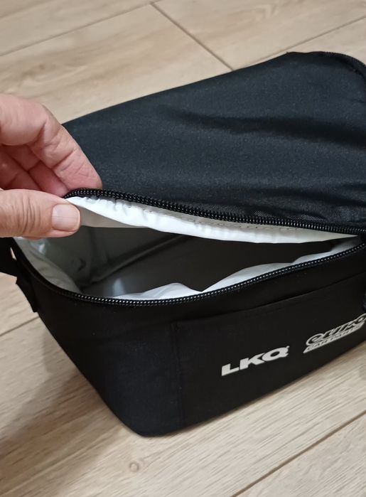 Черная сумка-холодильник с логотипами LKQ и Euro Car Parts.
Сумка имее