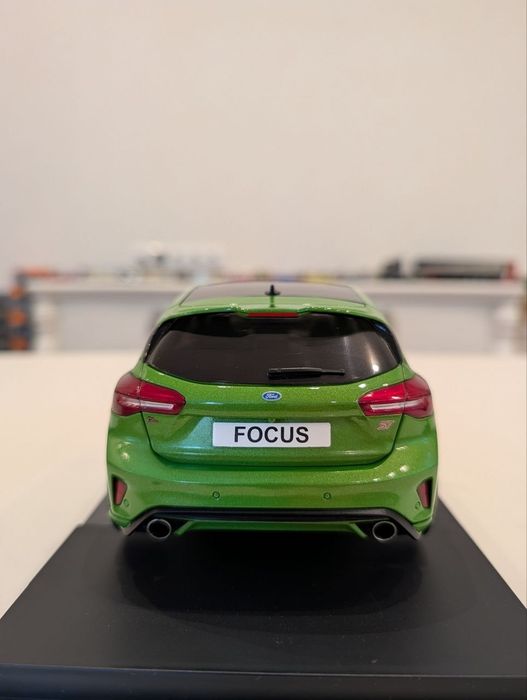 Масштабная модель Ford Focus ST (2022) 1:18 MCG Metallic Green