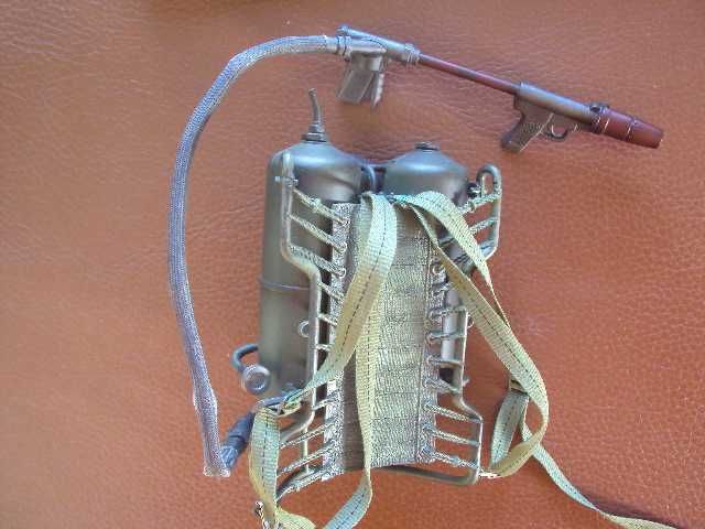 Plecakowy miotacz ognia M 1-m 2 USA skala 1:6