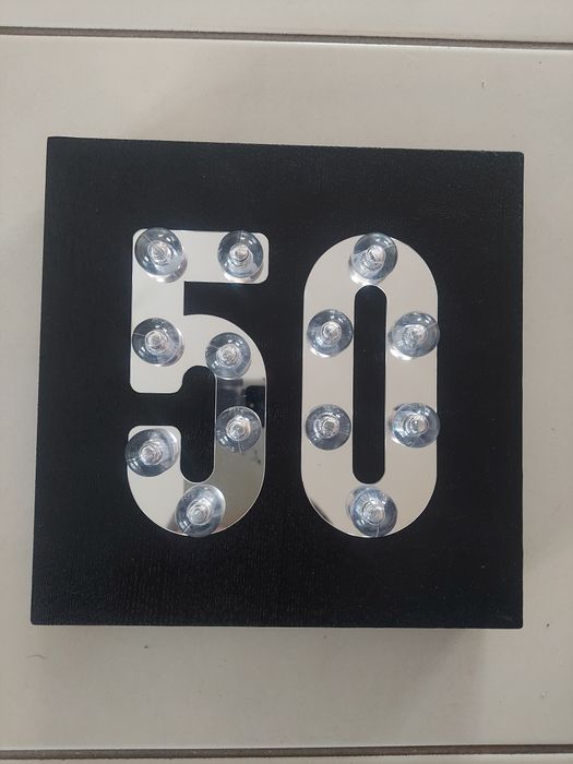 Tabliczka na dom numer domu 50 podświetlany