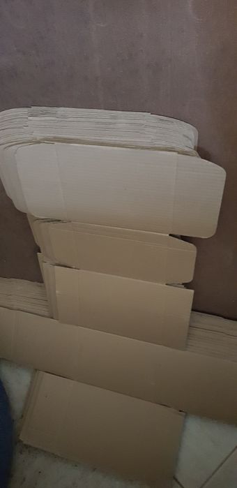 Caixa  de cartão /Novas/23×19×16 côr Branca
