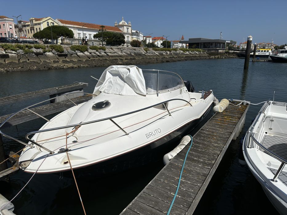 Quiksilver 620 Cruiser, motor Mercury 150hp e motor auxiliar