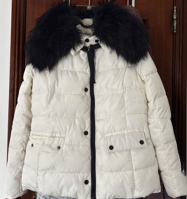 Casaco acolchoado com gola de pelo