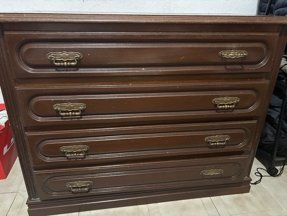 Móvel de madeira maciça