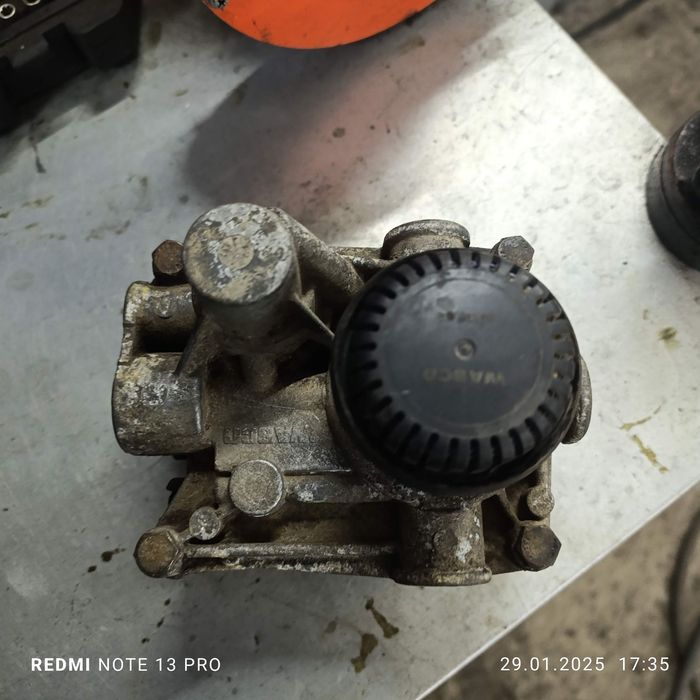 Кран передних тормозов на Daf