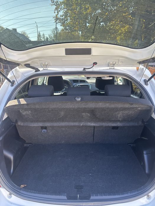 Toyota  Yaris 2012