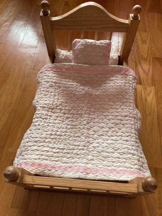 Cama de bonecas em madeira