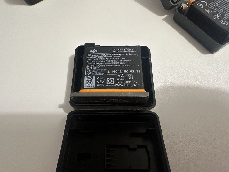 3 baterie DJI Osmo Action 1 (w tym 1 nowa) + Hub do ładowania