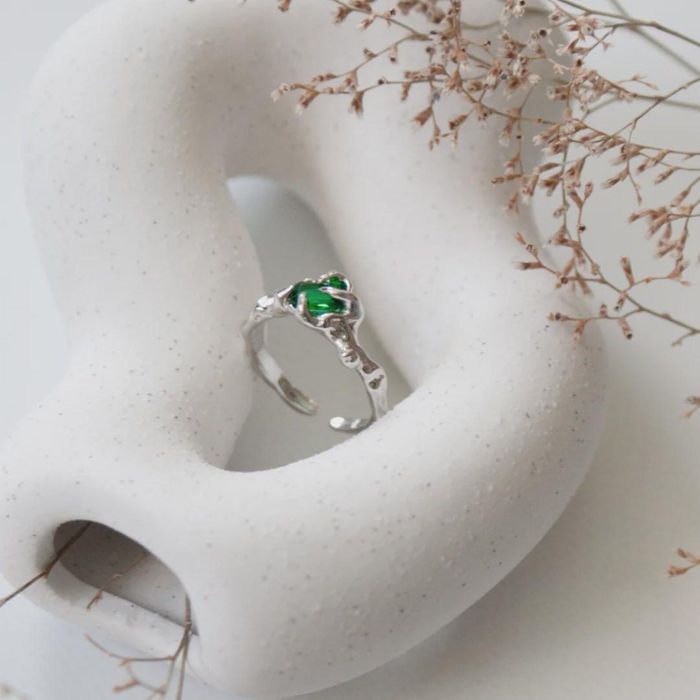 Anel Boho com Pedra Verde – Design Natural Minimalista Ajustável
