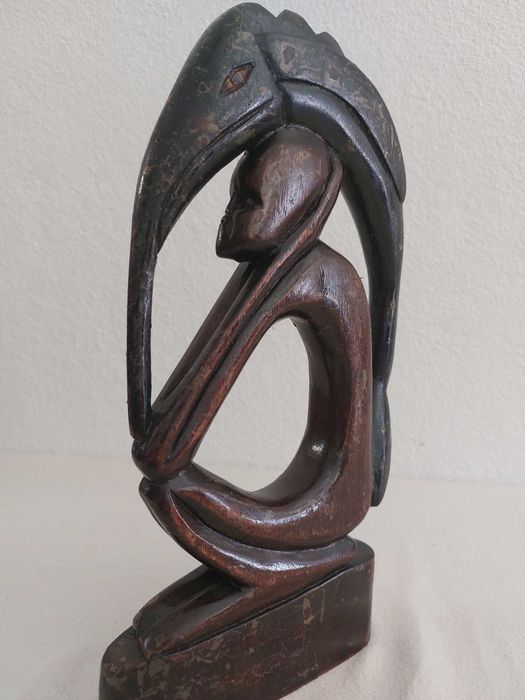Pensador africano em mogno