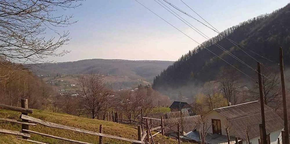 здаються будиночки в Карпатах з краєвидом