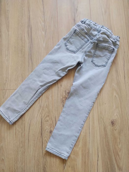 Szare jeansy spodnie chłopięce 122