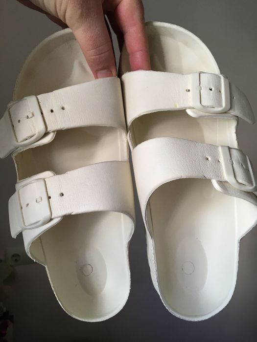 Пляжные тапочки.