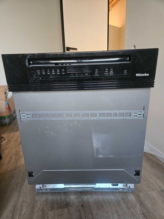 Посудомийна машина MIELE