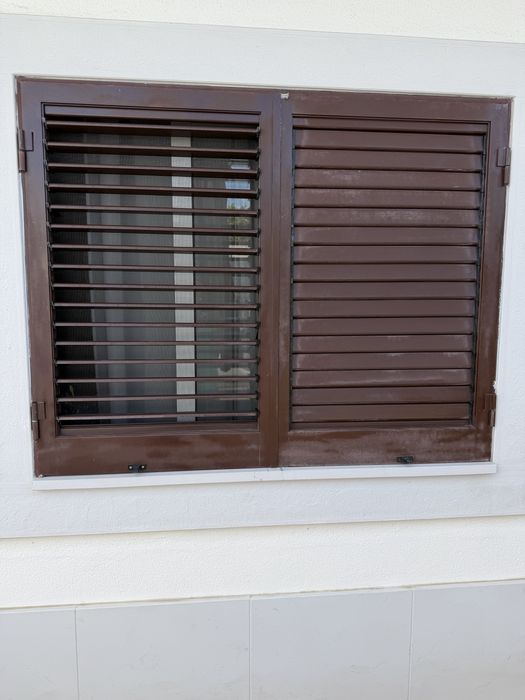Vendo janelas de aluminio com vidro duplo e portadas de aluminio